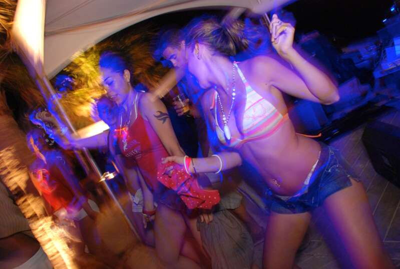 Two young girls dancing at a foam party, … – License image