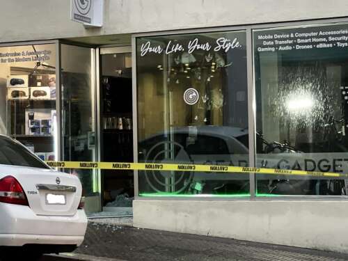 Raiders steal $7,000 of goods from electronics shop - Vimarsana News